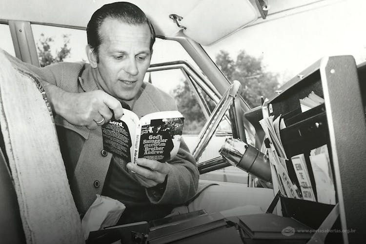 El Hermano Andrés leyendo la publicación original del libro 'El Contrabandista de Dios', de 1968. Esta edición vendió más de 10 millones de ejemplares
