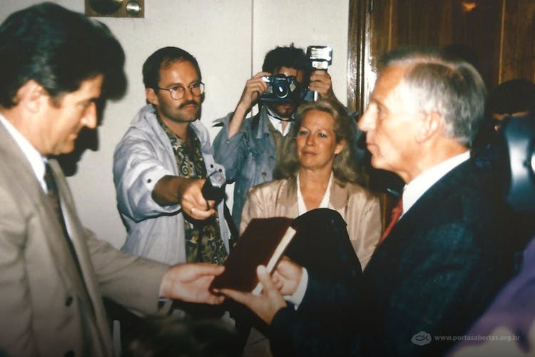 En 1993, entregando la primera Biblia en albanés para el presidente de Albania, país cerrado al evangelio en el periodo de la Guerra Fría